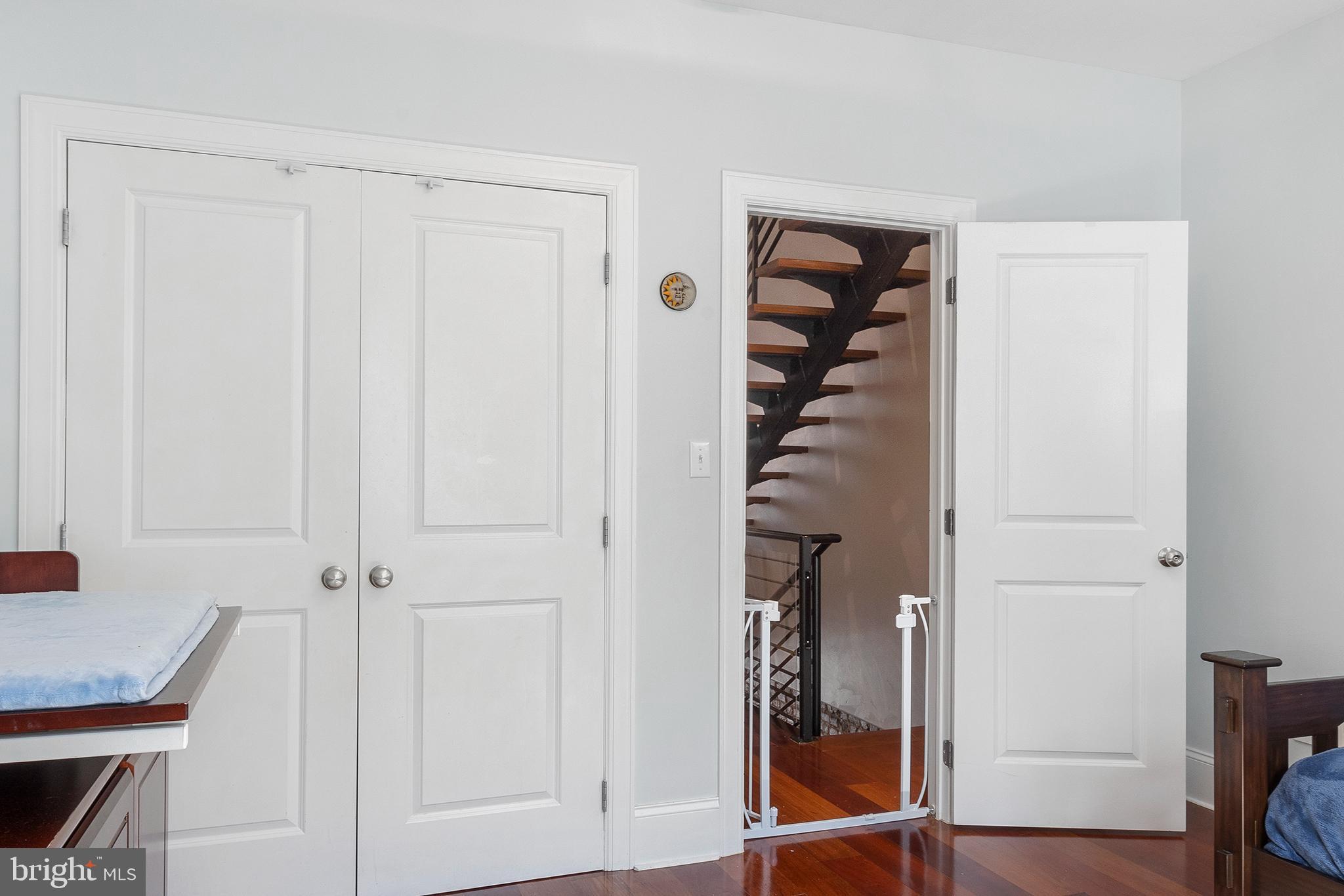 QUEEN VILLAGE - Residential