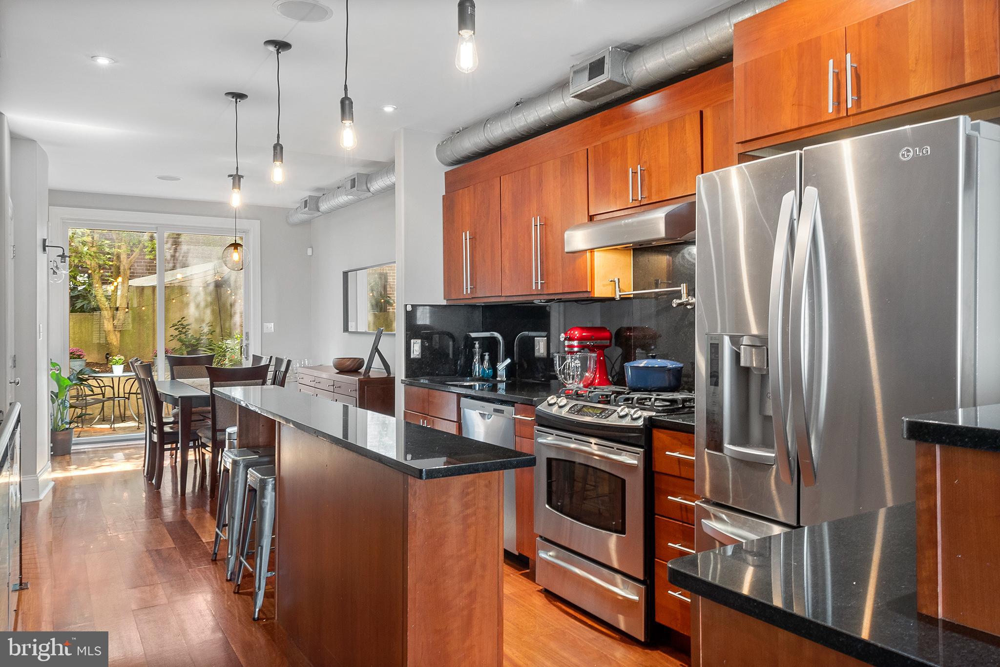 QUEEN VILLAGE - Residential