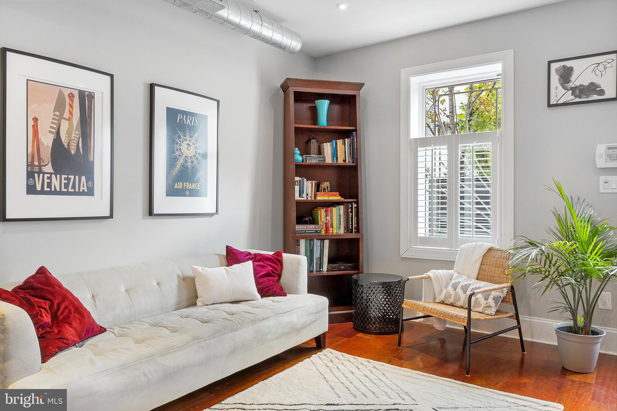 QUEEN VILLAGE - Residential