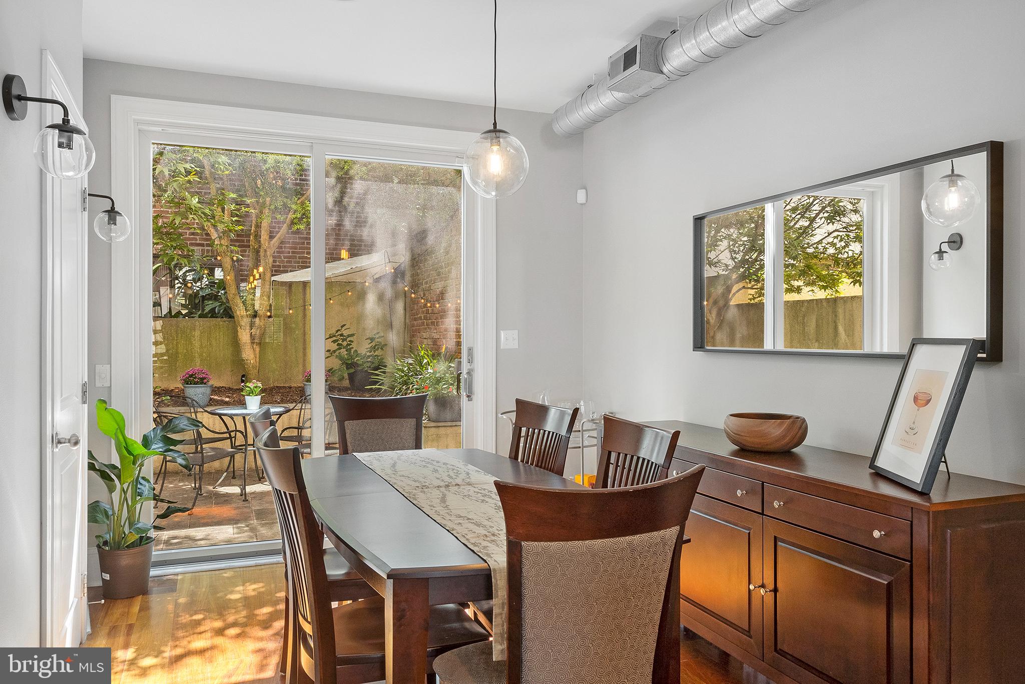 QUEEN VILLAGE - Residential