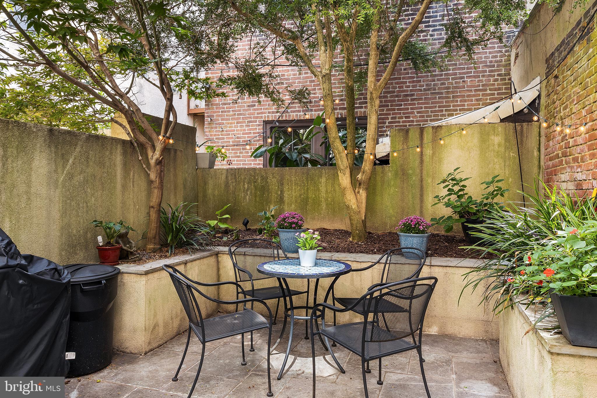 QUEEN VILLAGE - Residential