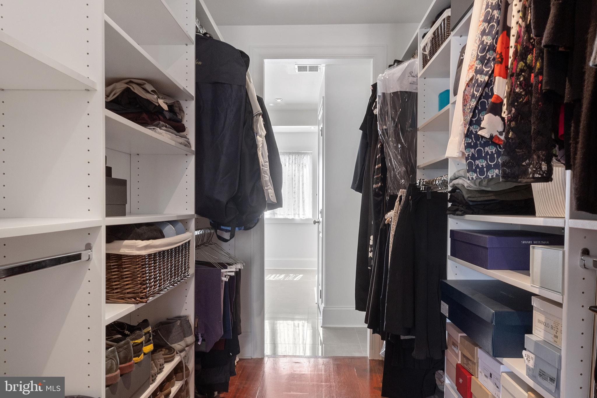 QUEEN VILLAGE - Residential