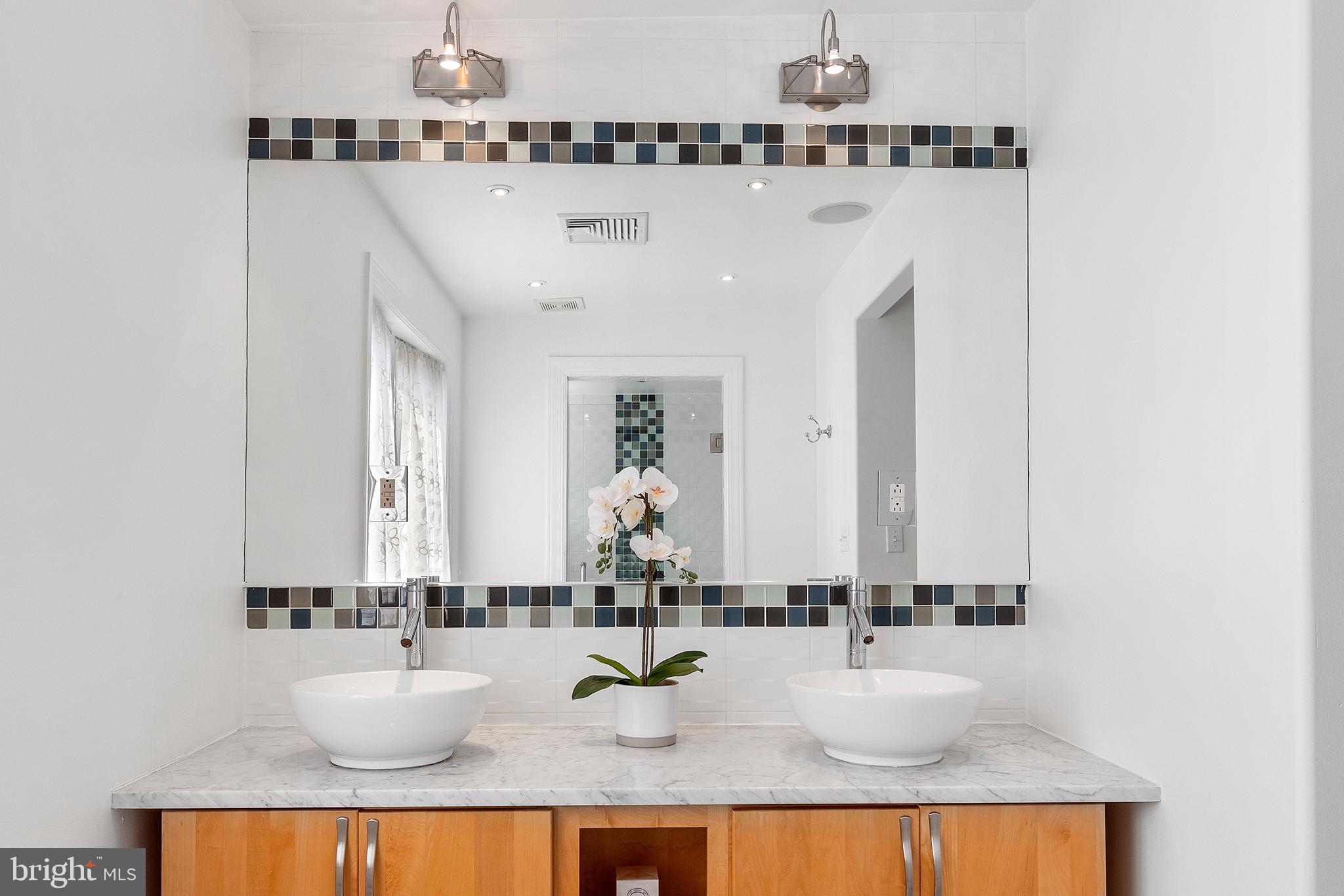 QUEEN VILLAGE - Residential