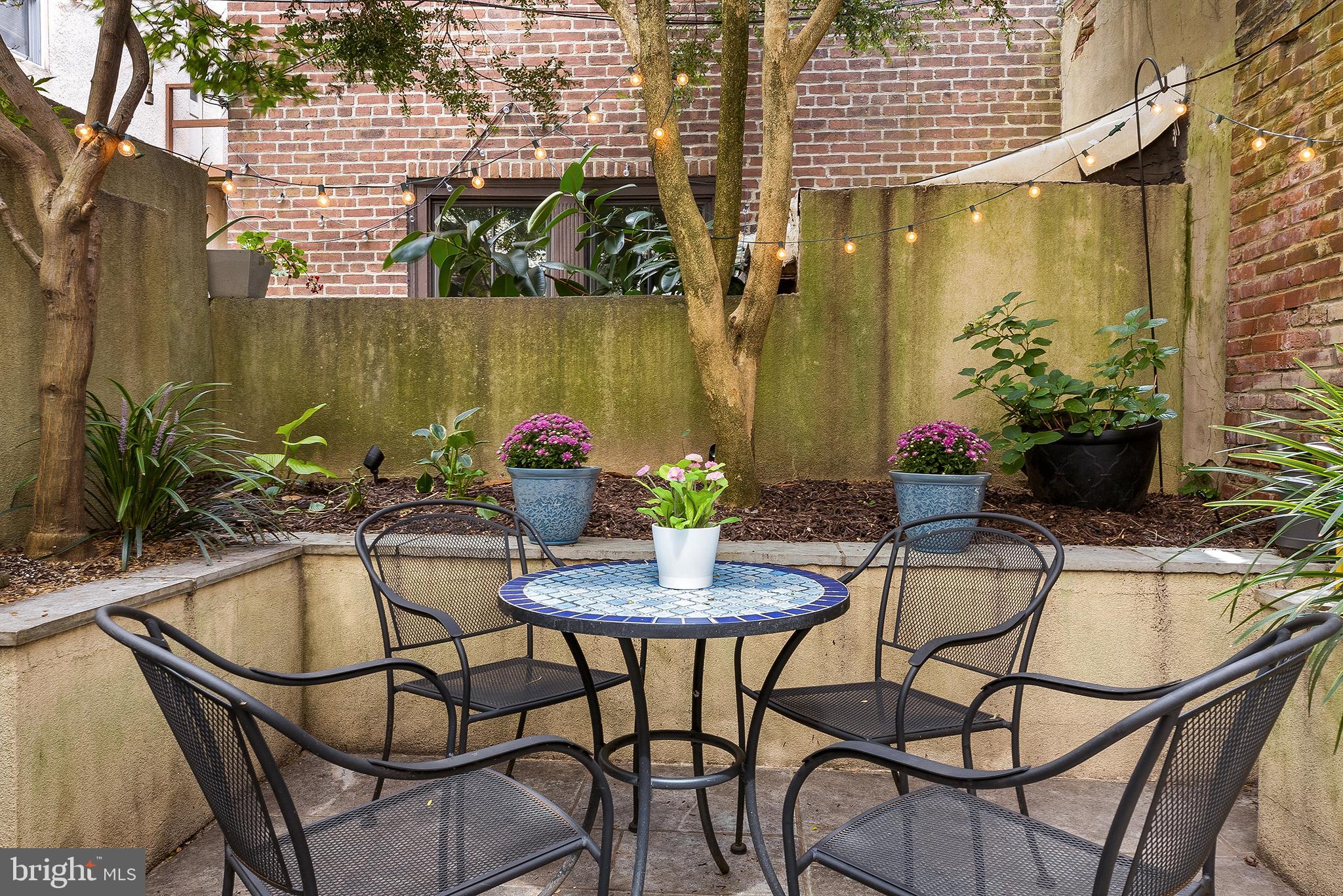 QUEEN VILLAGE - Residential