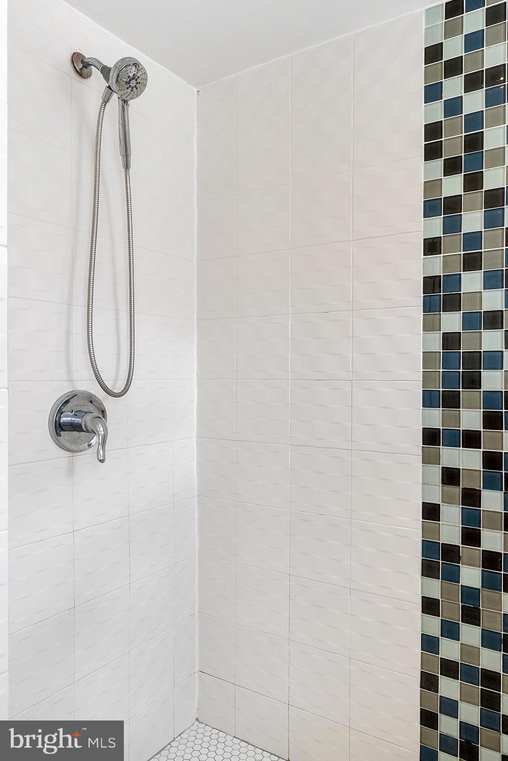 QUEEN VILLAGE - Residential