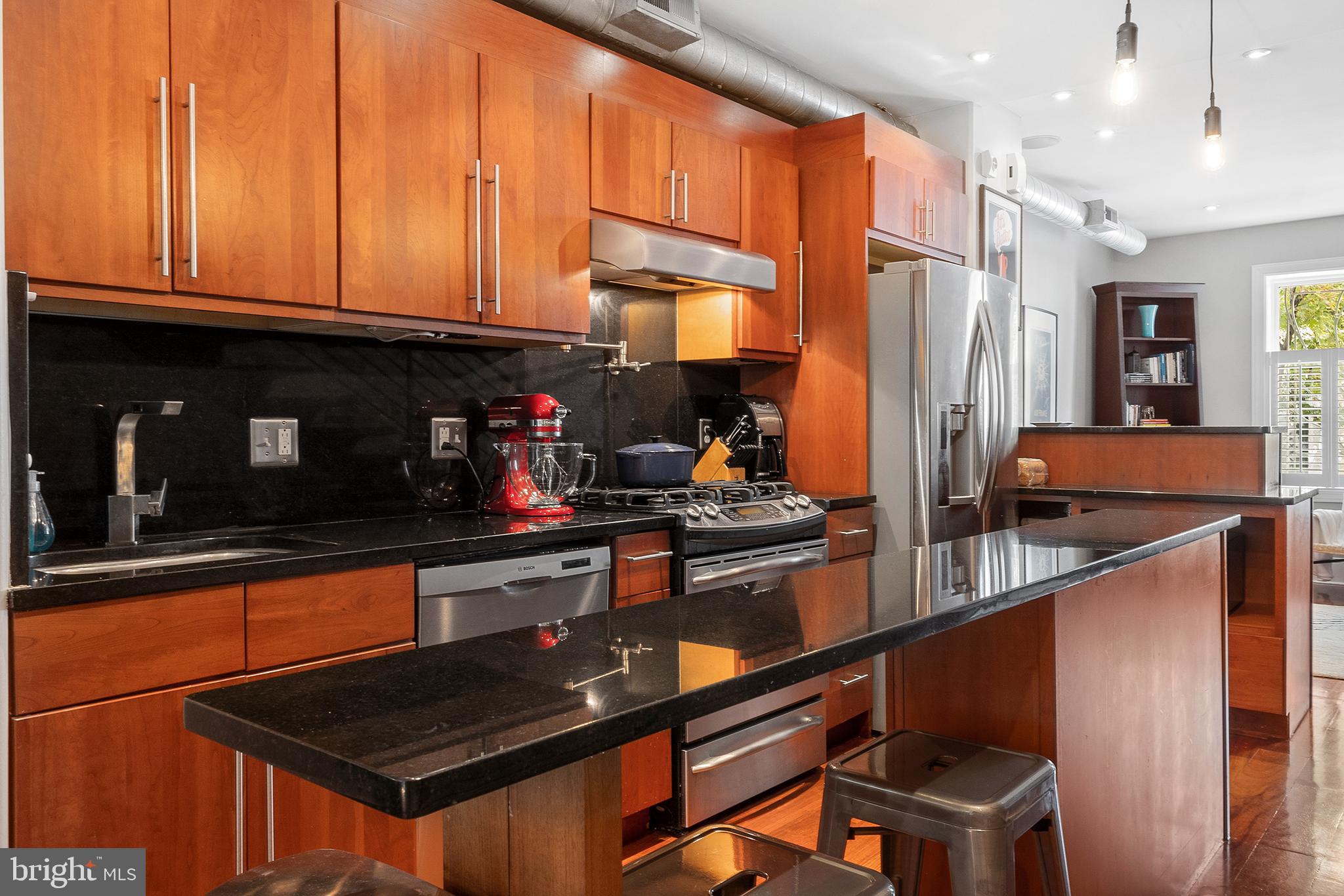 QUEEN VILLAGE - Residential