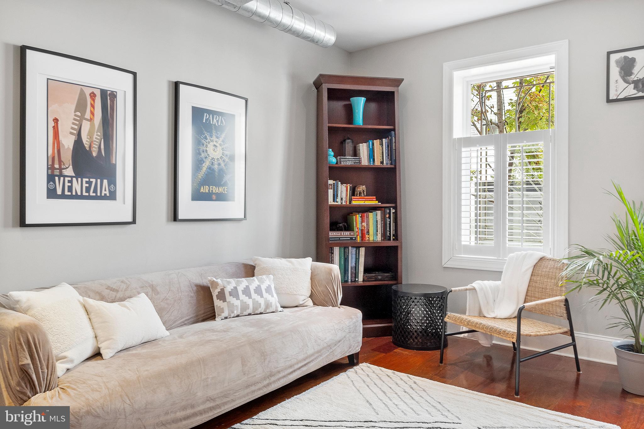 QUEEN VILLAGE - Residential