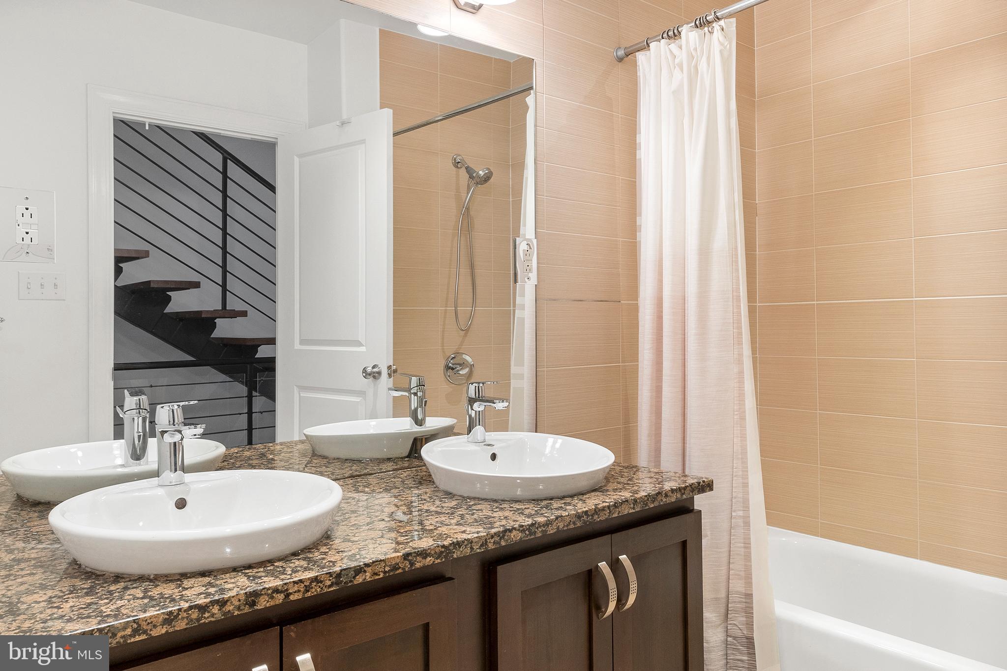 QUEEN VILLAGE - Residential