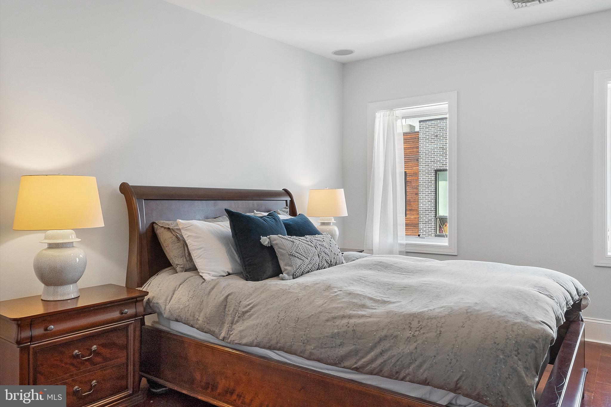 QUEEN VILLAGE - Residential