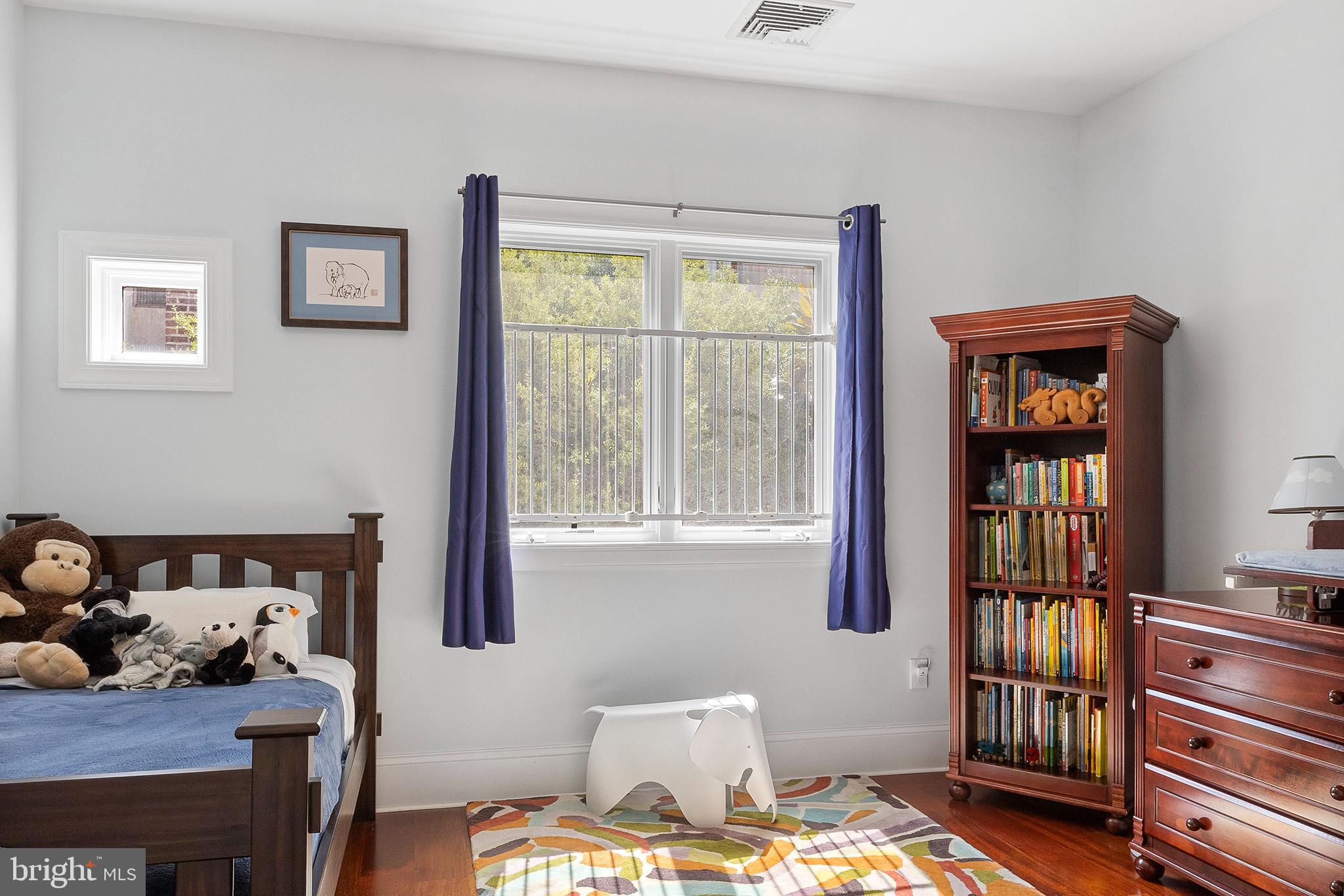 QUEEN VILLAGE - Residential