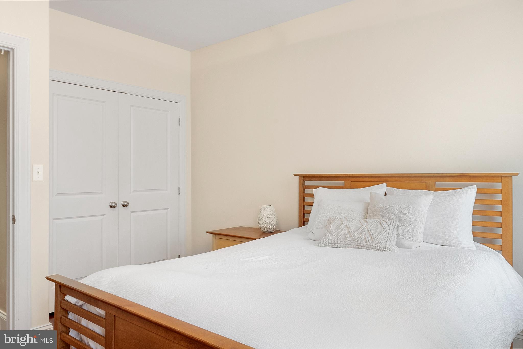 QUEEN VILLAGE - Residential