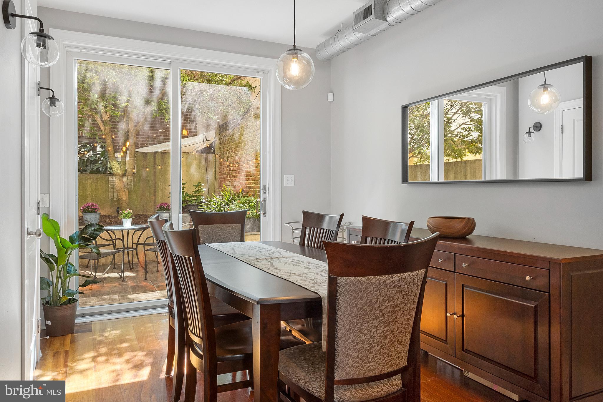 QUEEN VILLAGE - Residential