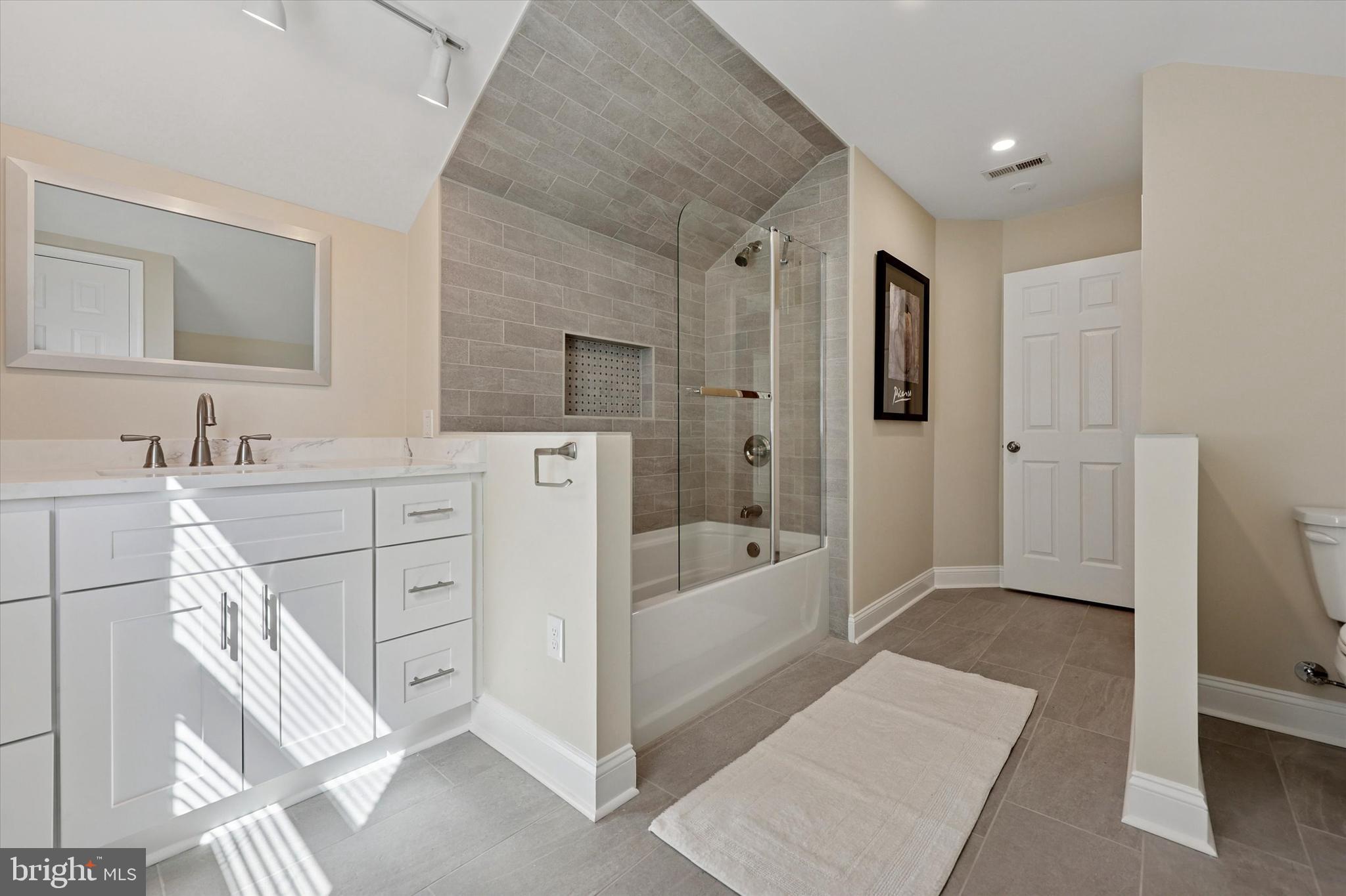 KEELY COURT - Residential