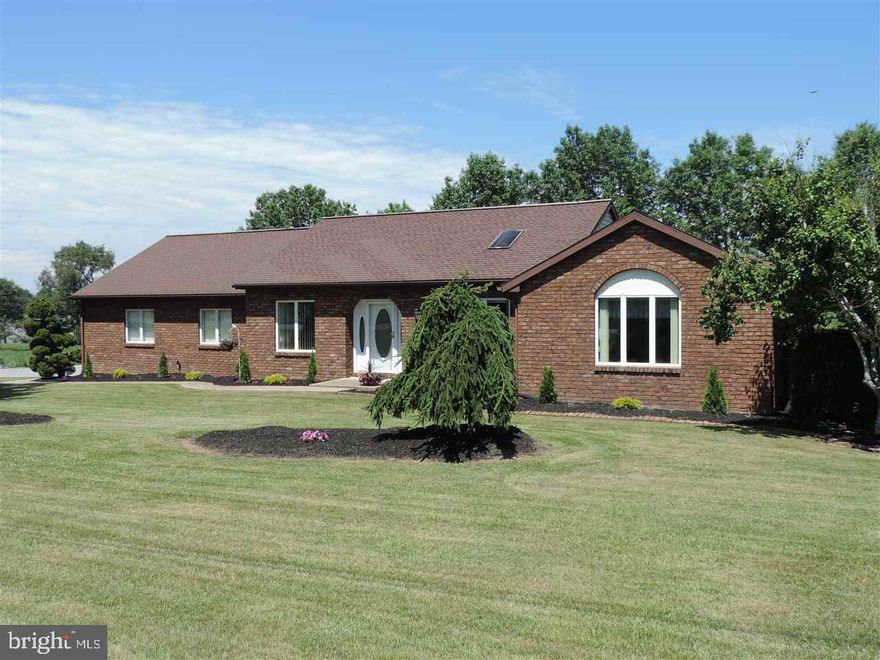 Well Maintained Brick Rancher in a convenient location! 3BR/1.5BA w/vaulted ceil, spacious floor plan & lots of natural light. Lg kit w/custom oak cabinets, cer tile flring & open to DA w/vaulted ceiling. Formal DR, LR w/vaulted ceil, skylight & gas fp. Lg bath w/garden tub, sep shower & double sink vanity. Oversized 2 car gar & lovely lot w/mature landscaping.