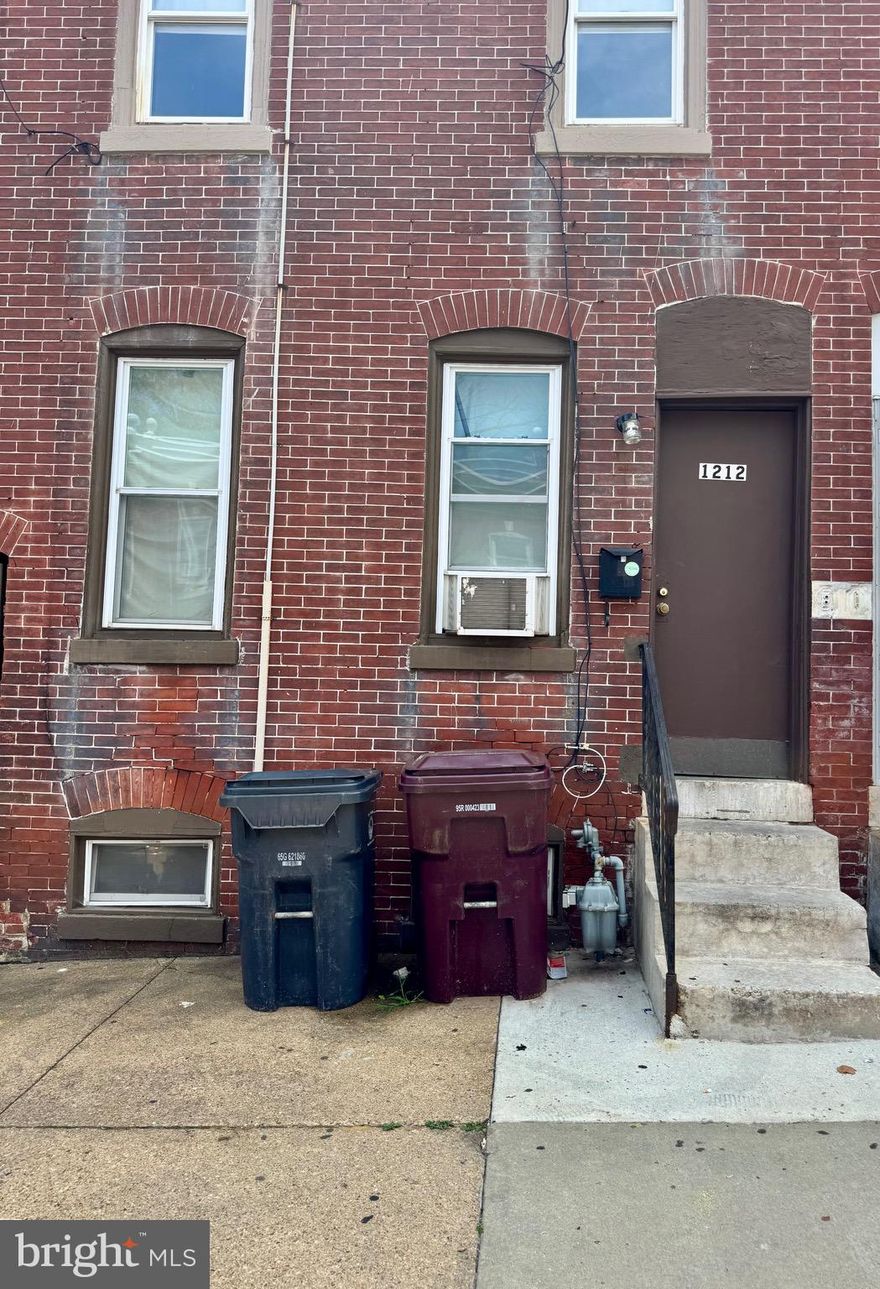 Investor Alert!
This row home in the heart of Wilmington is a fantastic opportunity—just minutes from downtown and the Riverfront. The property features two full kitchens—one on the first floor and another on the second—allowing it to function as two separate rental units.
Each level includes 2 bedrooms and 1 full bathroom, making it ideal for tenants or multi-generational living. Whether you're looking to live in one unit and rent the other, or lease both for passive income, this property offers great flexibility.
Don't miss out on this versatile investment opportunity!