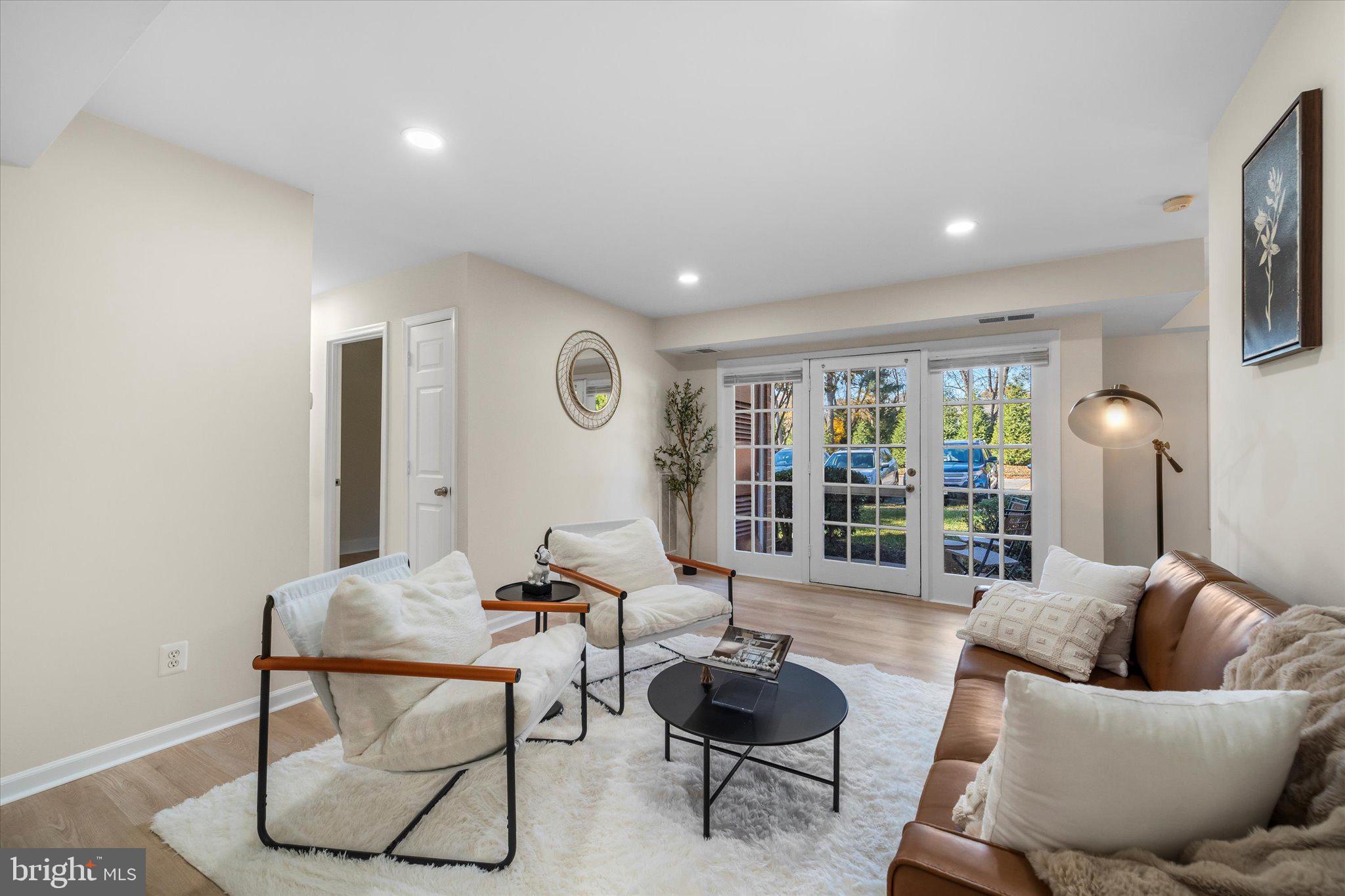 LYNDHURST CONDOS - Residential