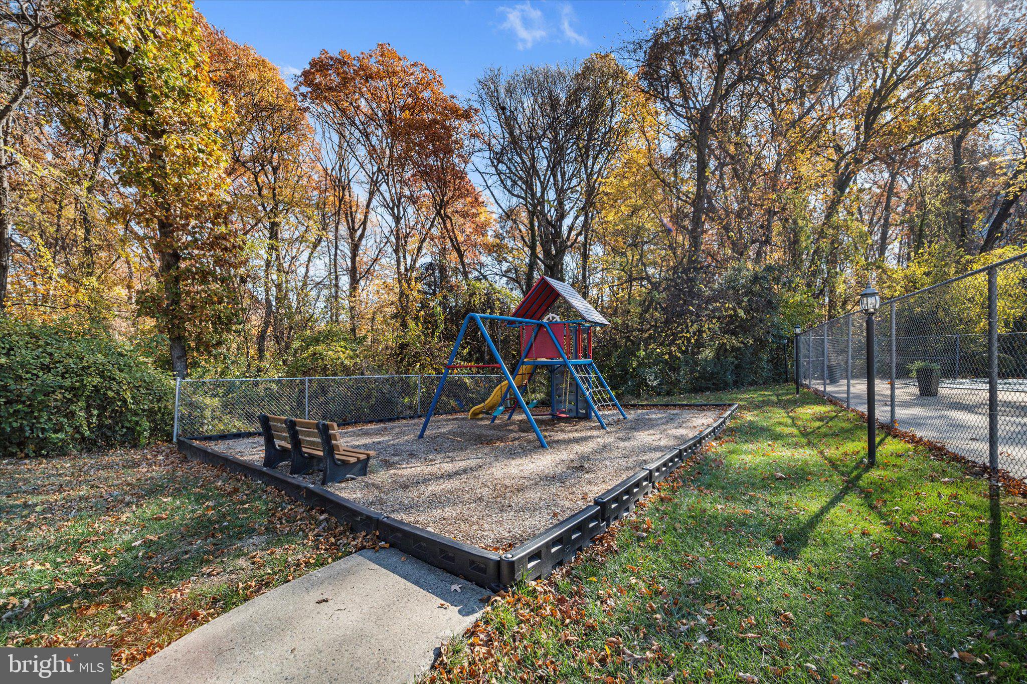 LYNDHURST CONDOS - Residential