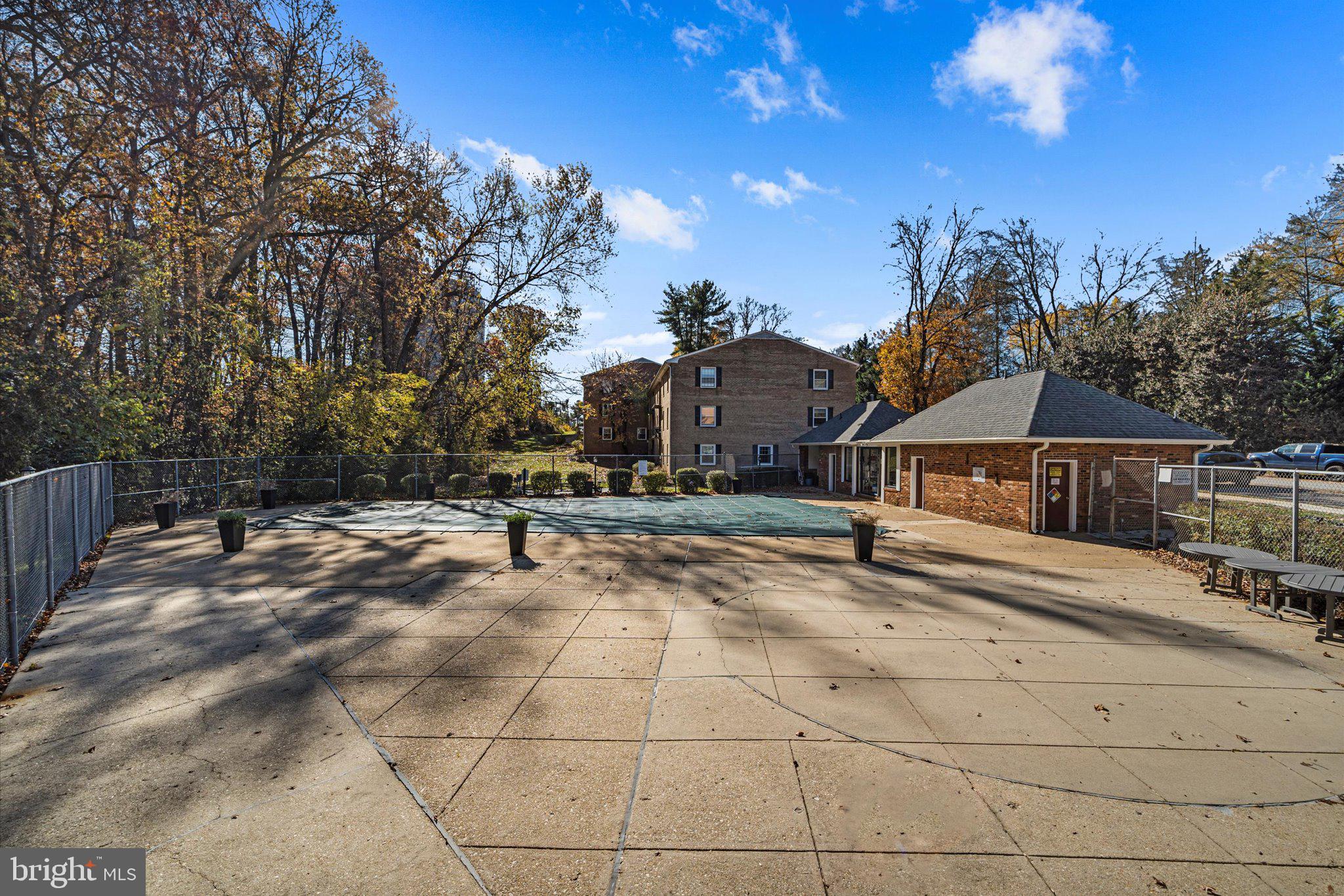 LYNDHURST CONDOS - Residential