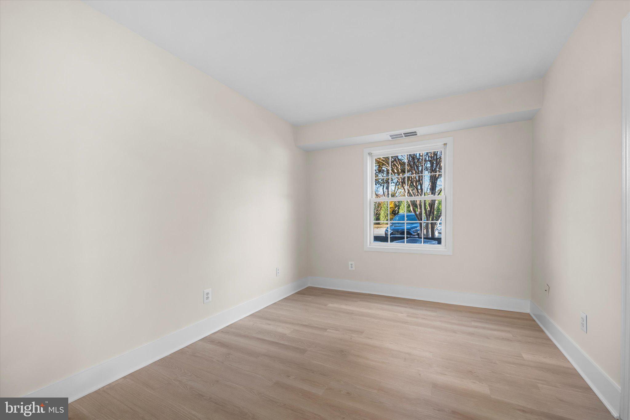 LYNDHURST CONDOS - Residential