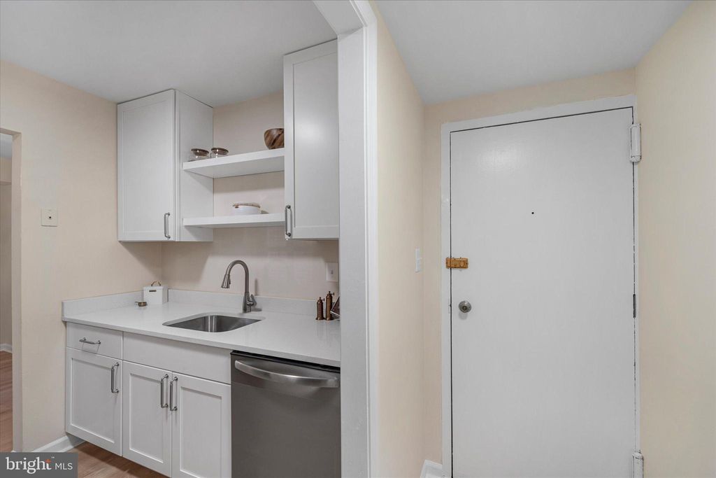 Photo of 3961 Lyndhurst Drive #103, FAIRFAX, VA 22031 (MLS # VAFC2007298)