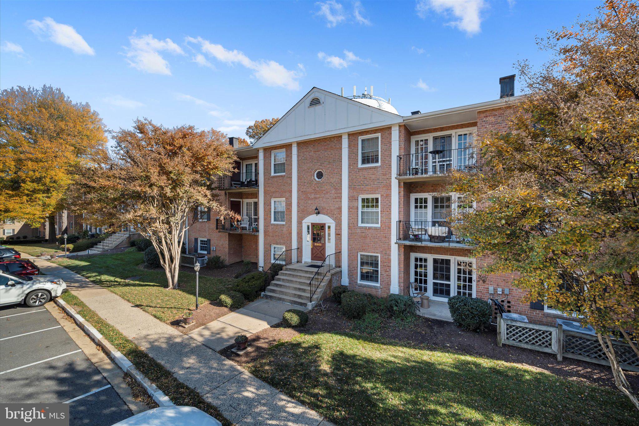 LYNDHURST CONDOS - Residential