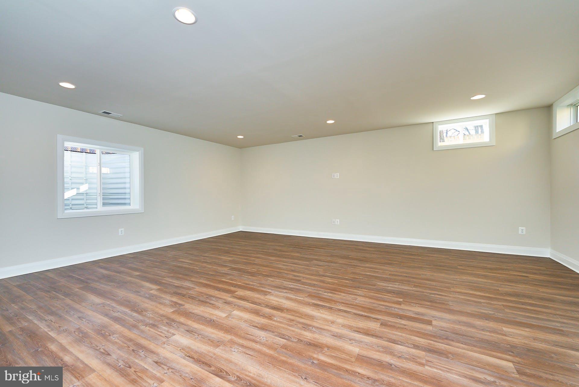 BEVERLY MANOR - Residential Lease