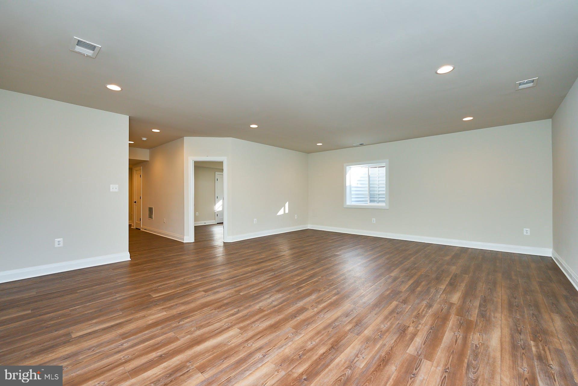 BEVERLY MANOR - Residential Lease