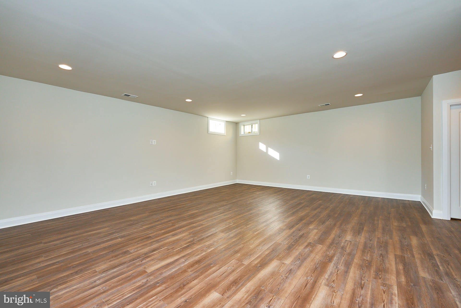 BEVERLY MANOR - Residential Lease