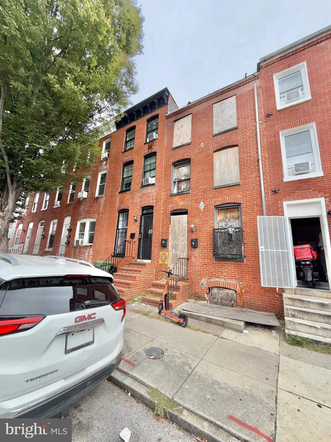DO NOT CONTACT LISTING AGENT CALL OR TEXT BEN CAPLAN
This is a foreclosure auction buyer pays standard closing costs, delivered free and clear. $5,000 emd
Salazar Title for closing
House needs full rehab, great area with tons of development