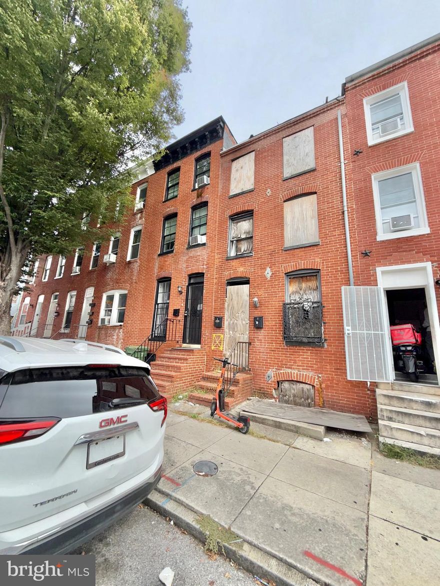 DO NOT CONTACT LISTING AGENT CALL OR TEXT BEN CAPLAN

This is a foreclosure auction buyer pays standard closing costs, delivered free and clear. $5,000 emd 
Salazar Title for closing

House needs full rehab, great area with tons of development