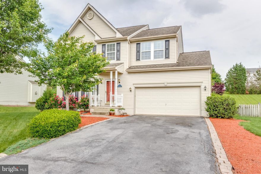 Outstanding Home Great Community. Ganormous backyard. Full finished basement w bath, open area from kitchen to eating area to family room, gas fireplace,natural gas heat, gas pipe to cooking area for gas stove, separate dining & living room, big master BR/Bath  lots of living space. Country club living with community pool, tennis courts and big open spaces  terrific walking area. Priced to sell.