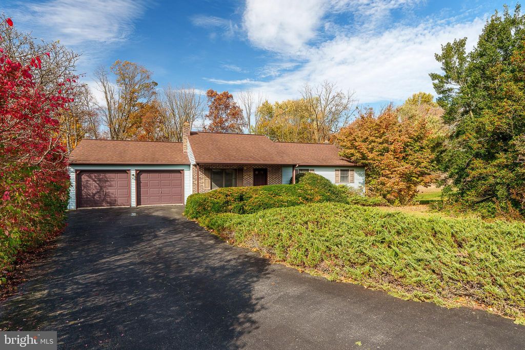 Photo of 313 Farm Del Circle, Lititz, PA 17543 (MLS # PALA2060308)