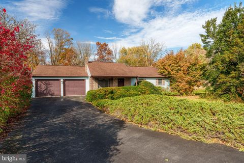 Photo of 313 Farm Del Circle, Lititz, PA 17543 (MLS # PALA2060308)