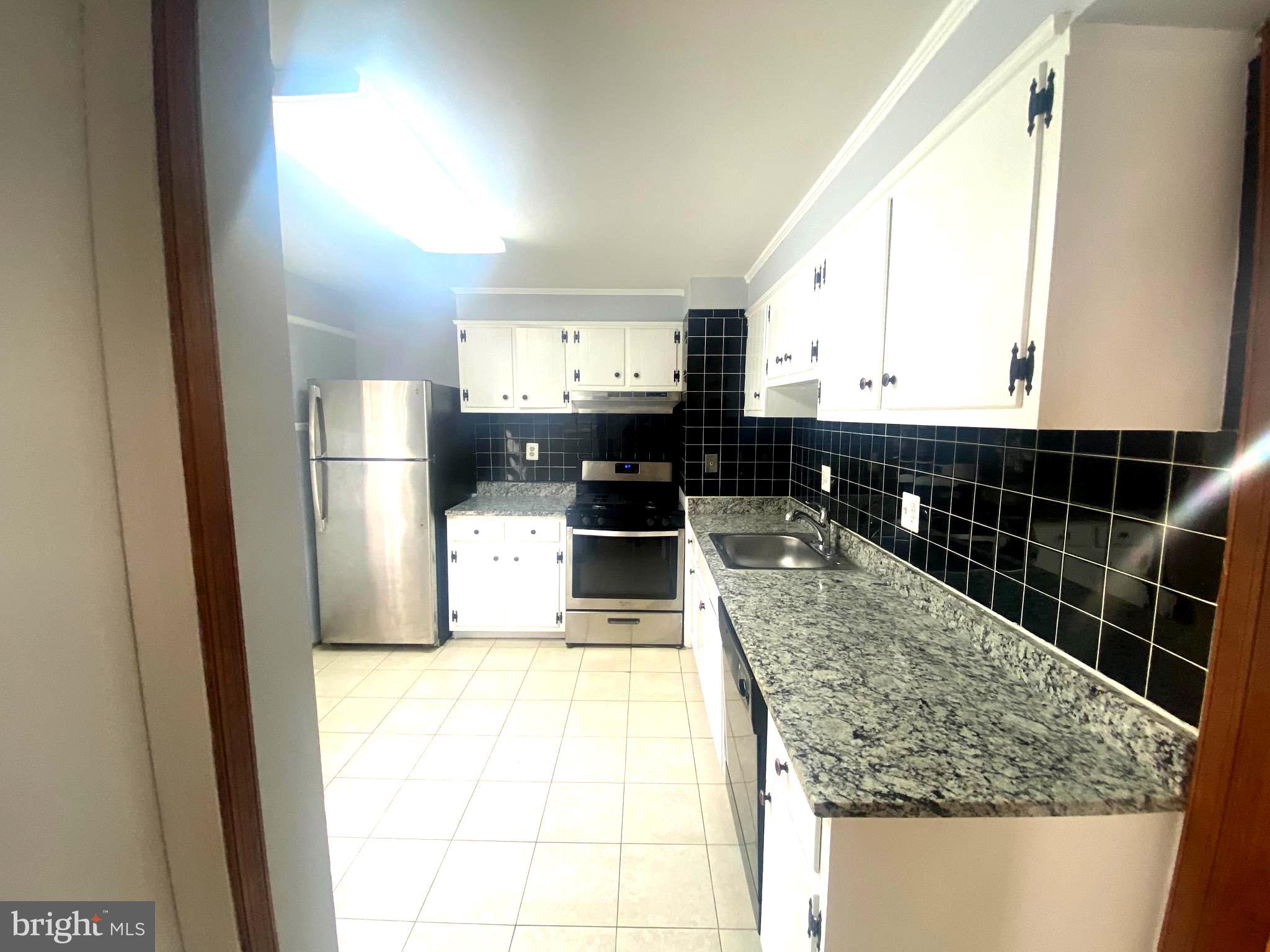 GREENWICH HILL - Residential Lease