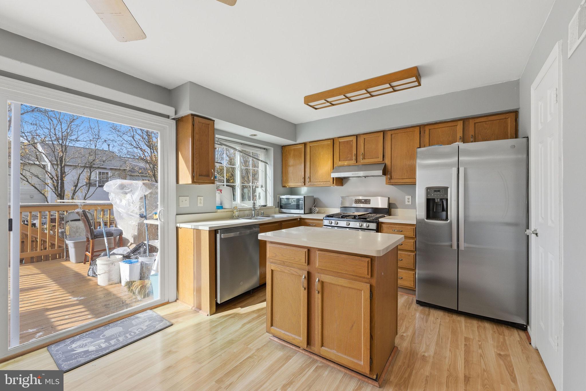 LONDON TOWNE - Residential Lease