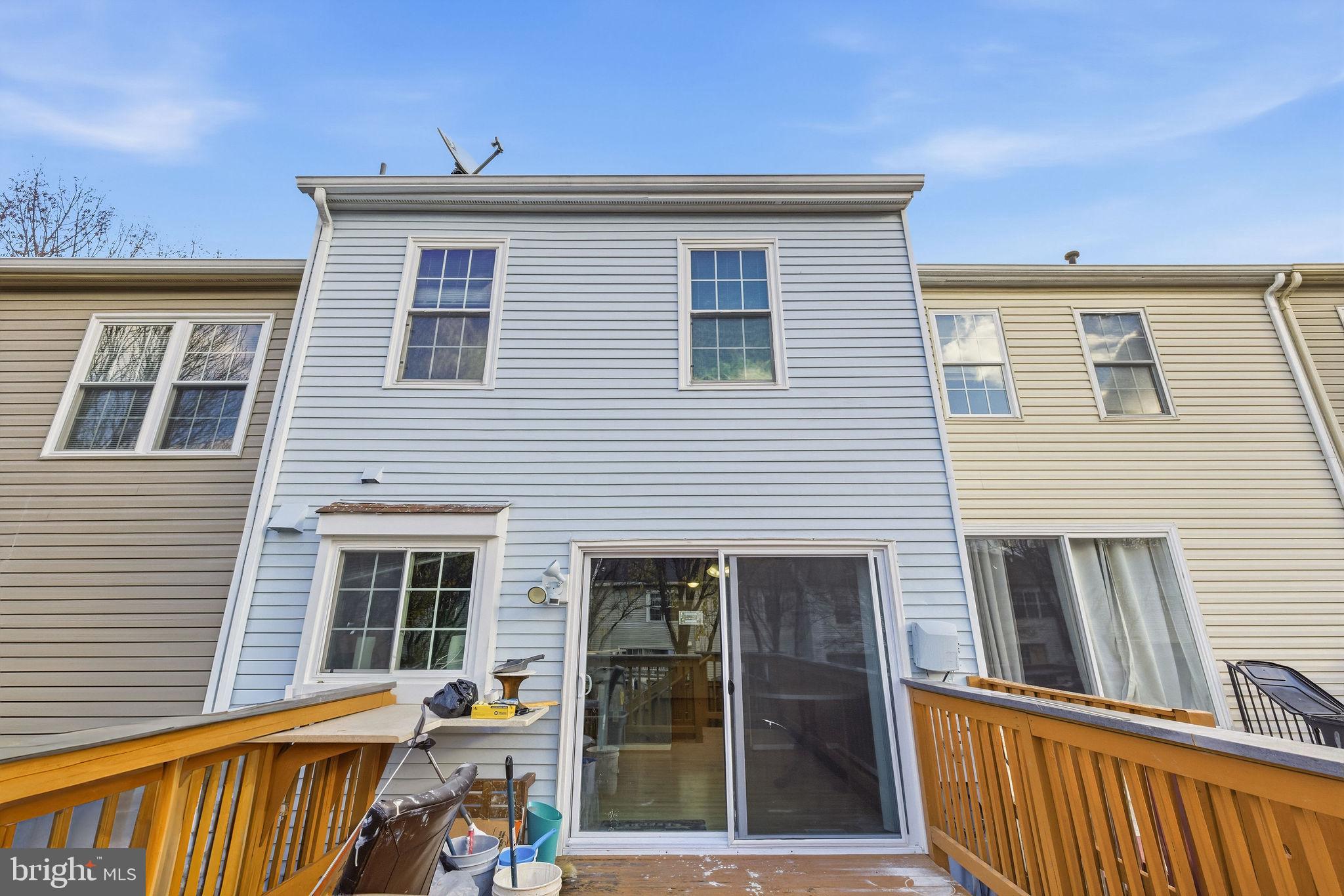 LONDON TOWNE - Residential Lease