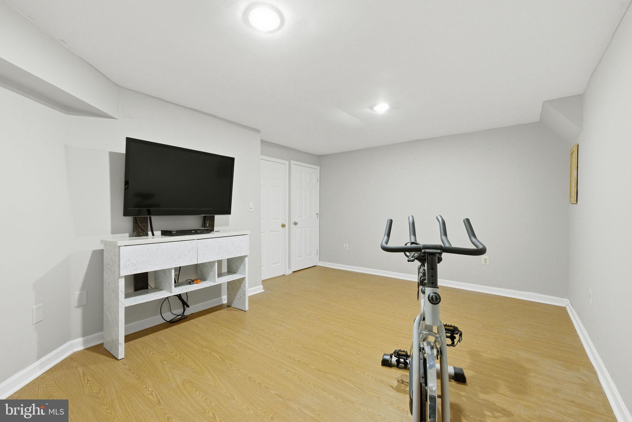 LONDON TOWNE - Residential Lease