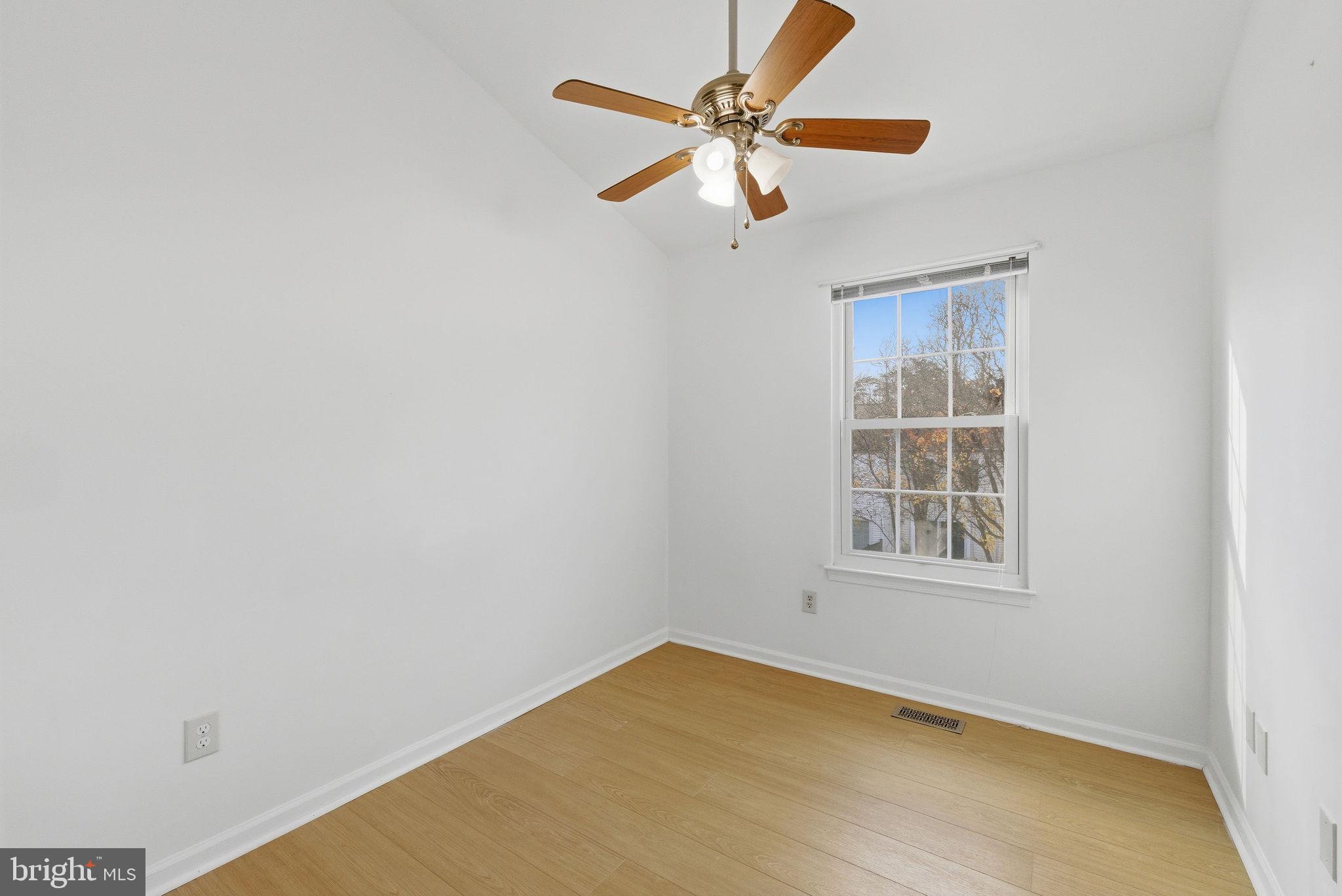 LONDON TOWNE - Residential Lease