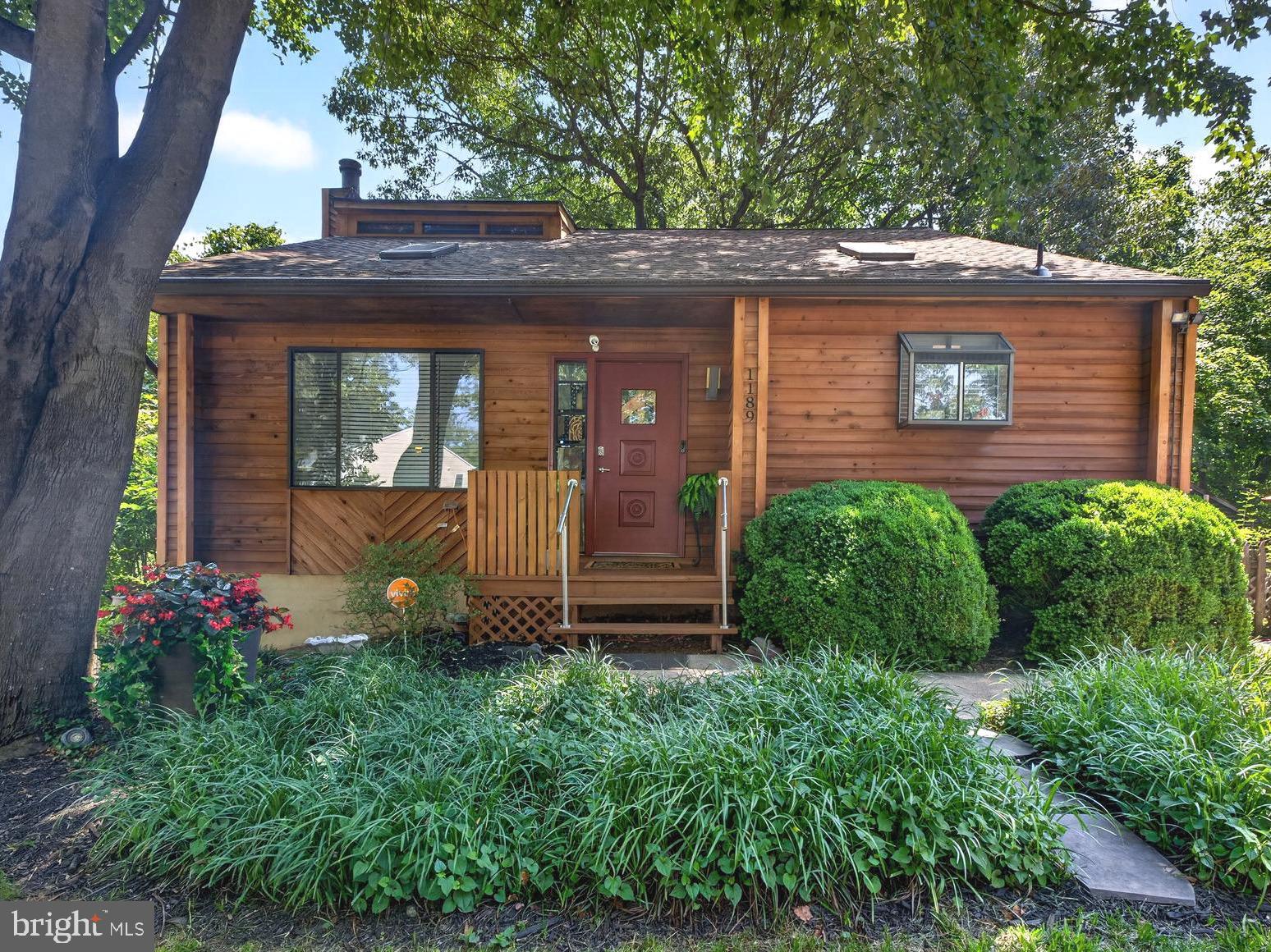 1189 HIGHVIEW DRIVE