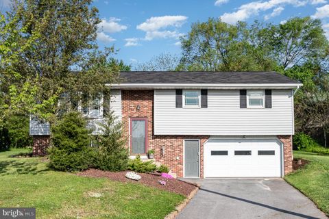 Photo of 32 Dogwood Circle, Elizabethtown, PA 17022 (MLS # PALA2050446)
