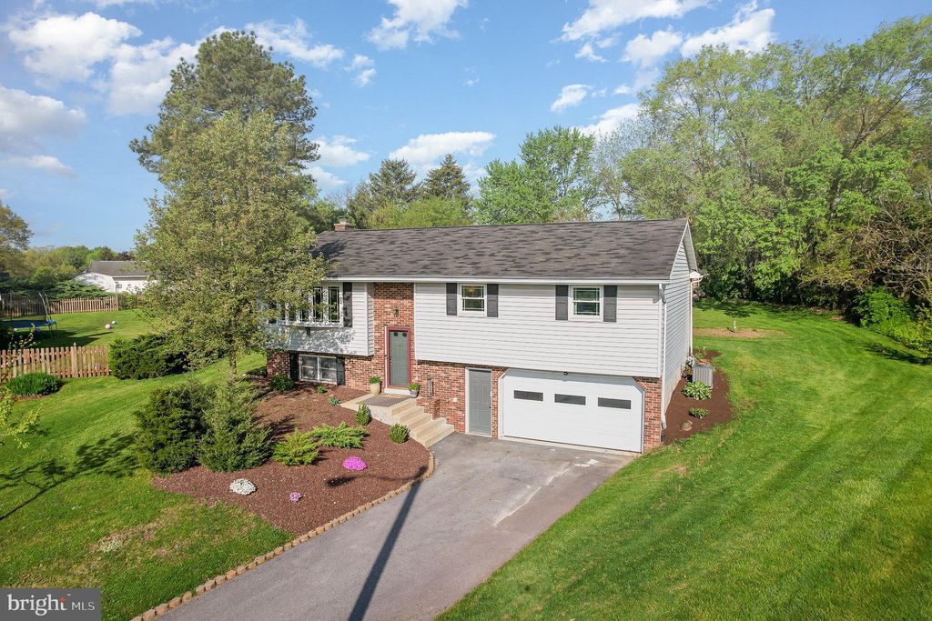 Photo of 32 Dogwood Circle, Elizabethtown, PA 17022 (MLS # PALA2050446)