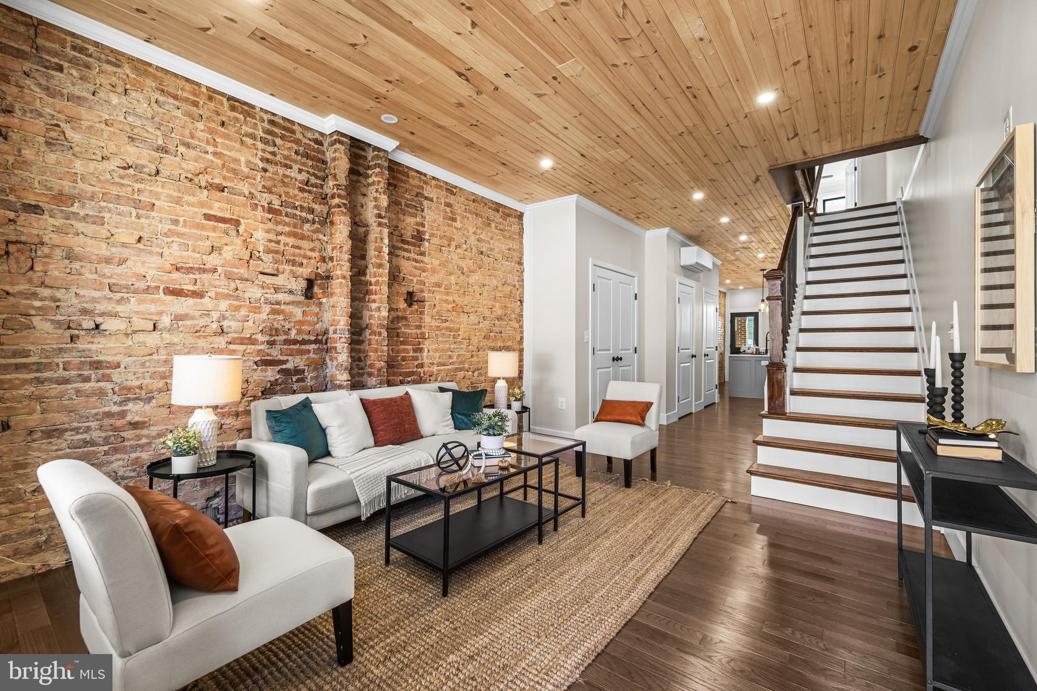 3635 CHESTNUT AVENUE