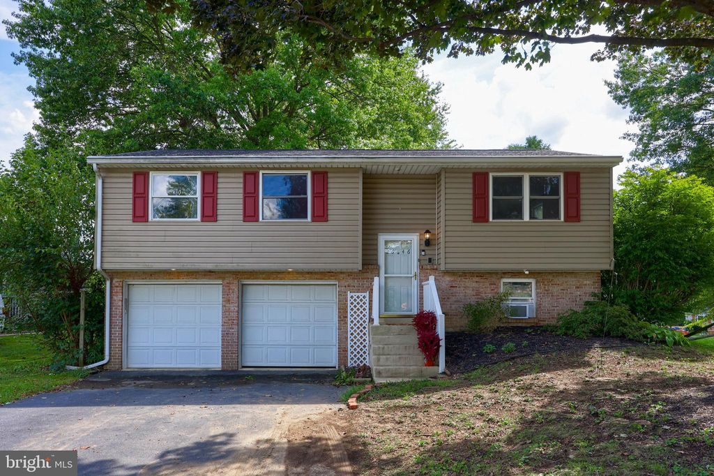 Photo of 2646 Valley Drive, Lancaster, PA 17603 (MLS # PALA2040456)