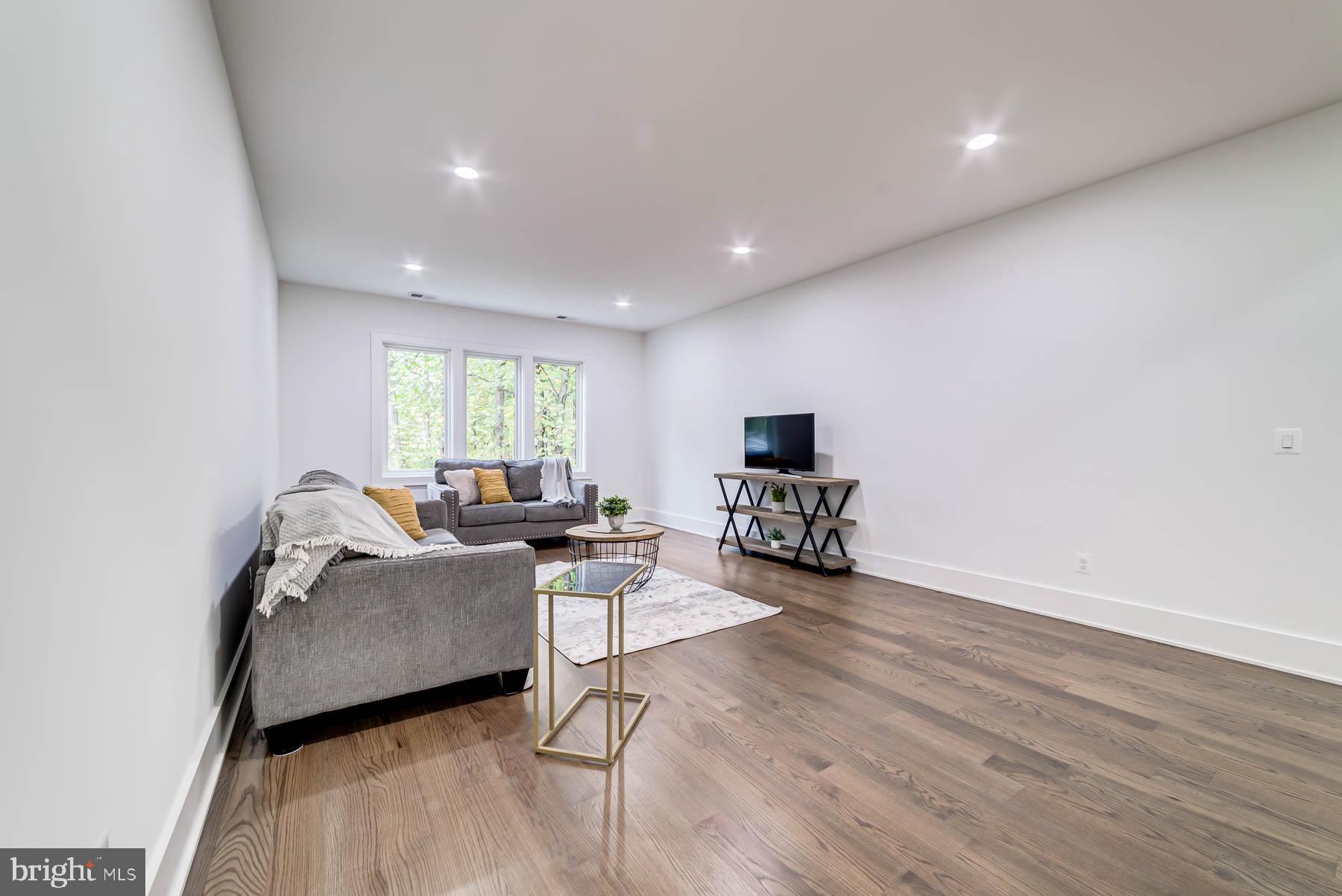 VIENNA WOODS - Residential