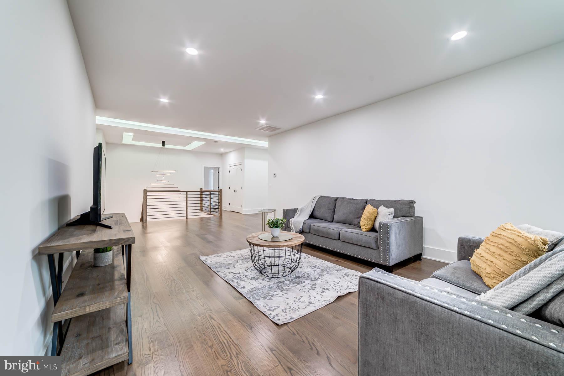 VIENNA WOODS - Residential