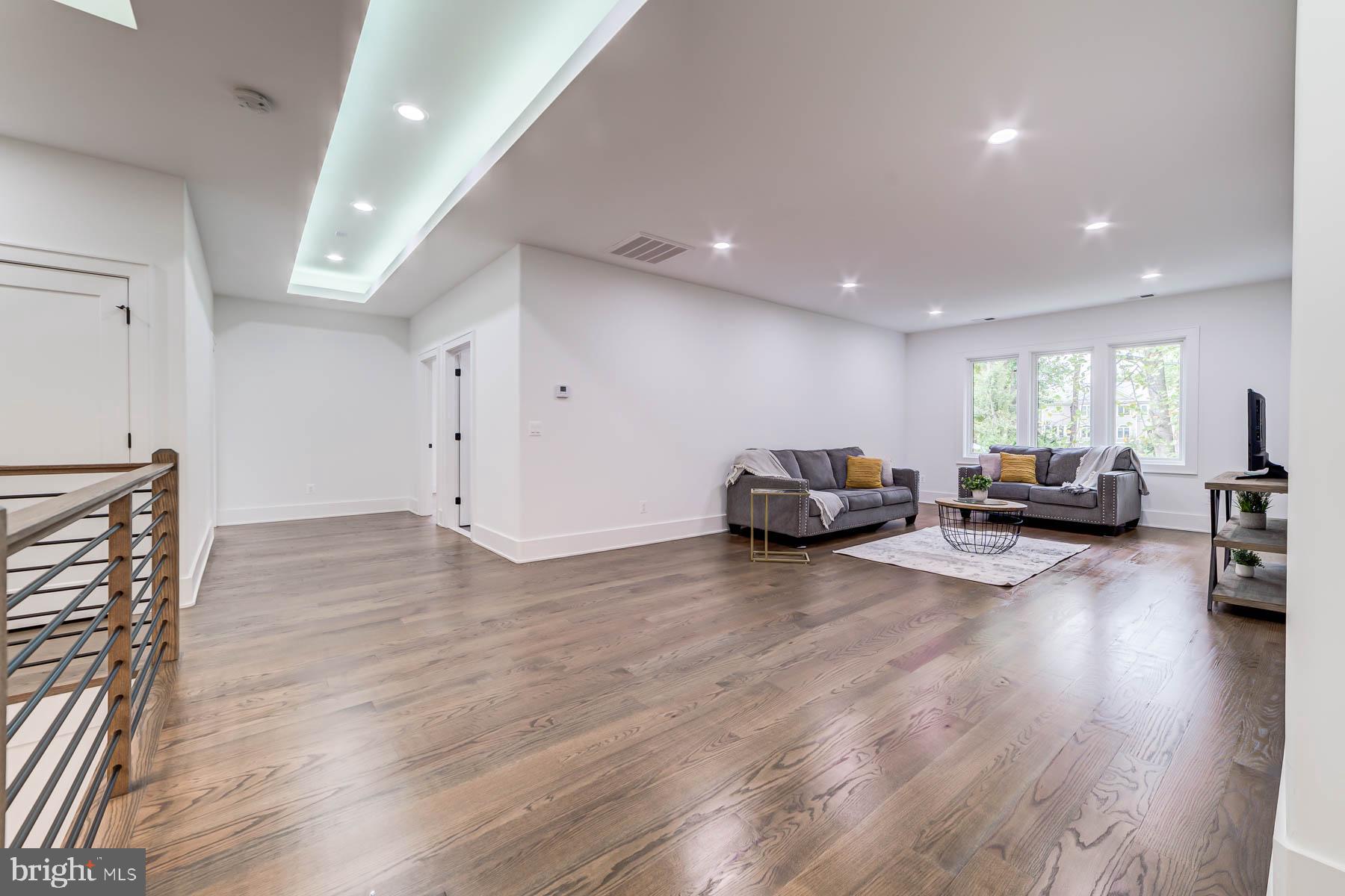 VIENNA WOODS - Residential