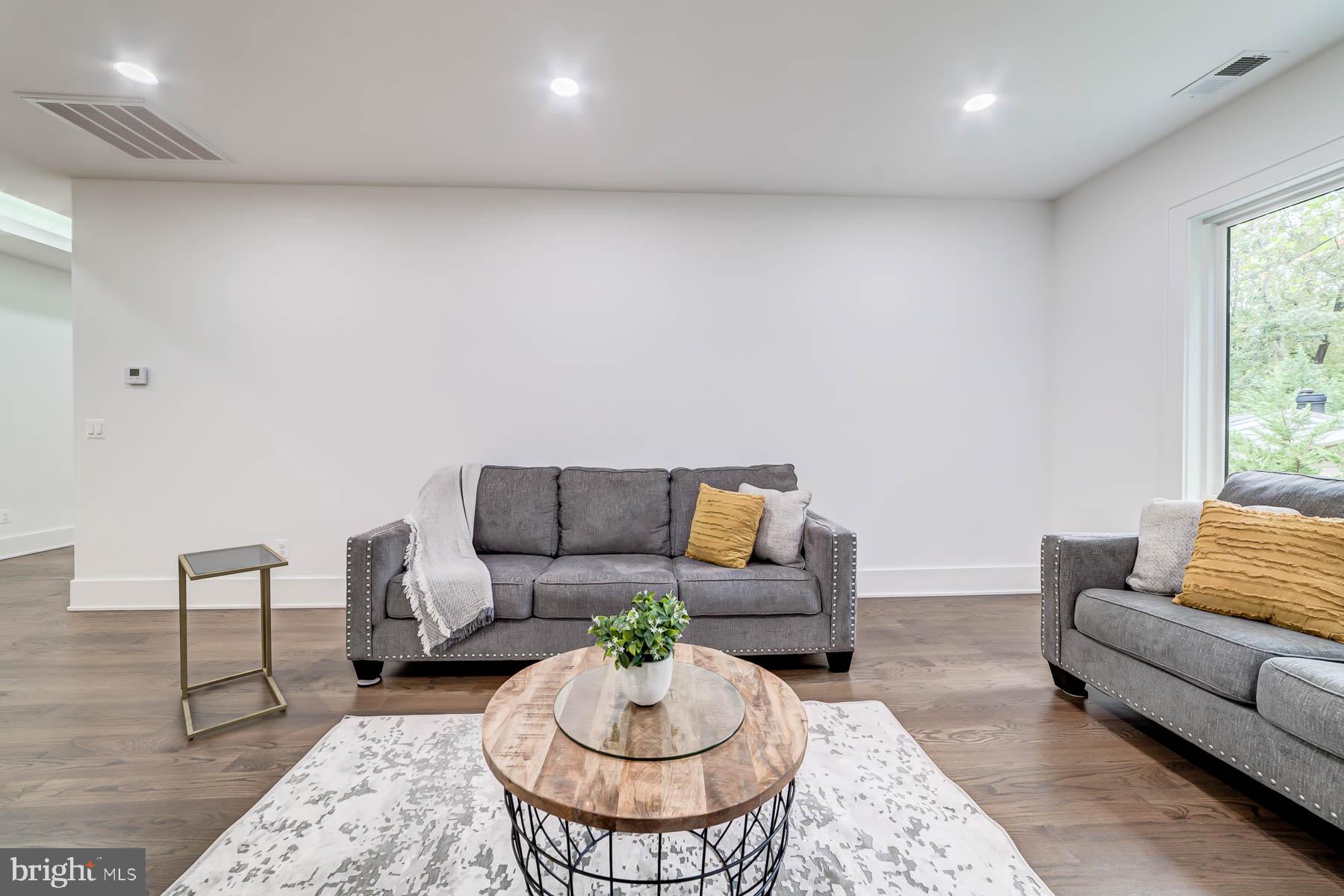 VIENNA WOODS - Residential