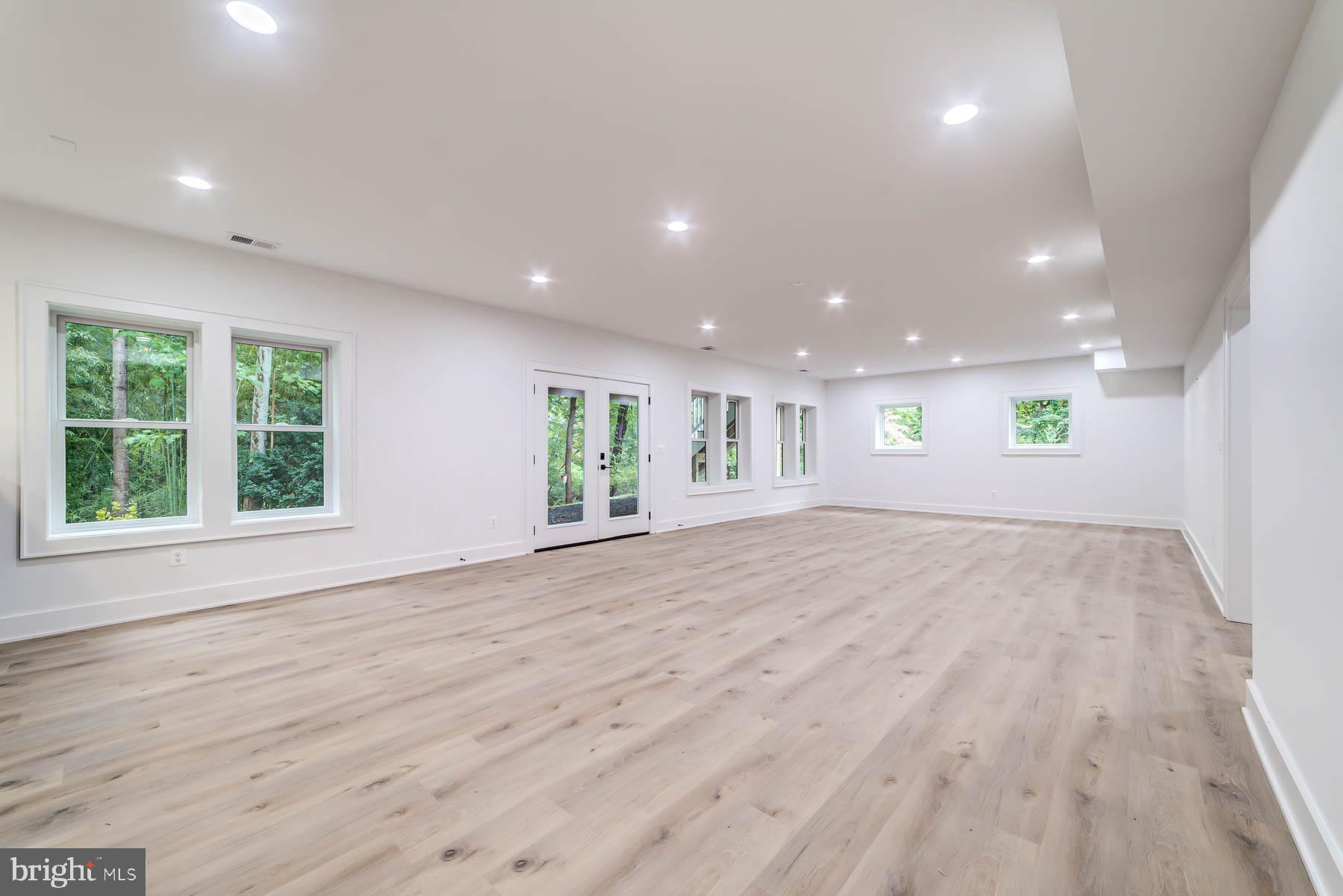 VIENNA WOODS - Residential