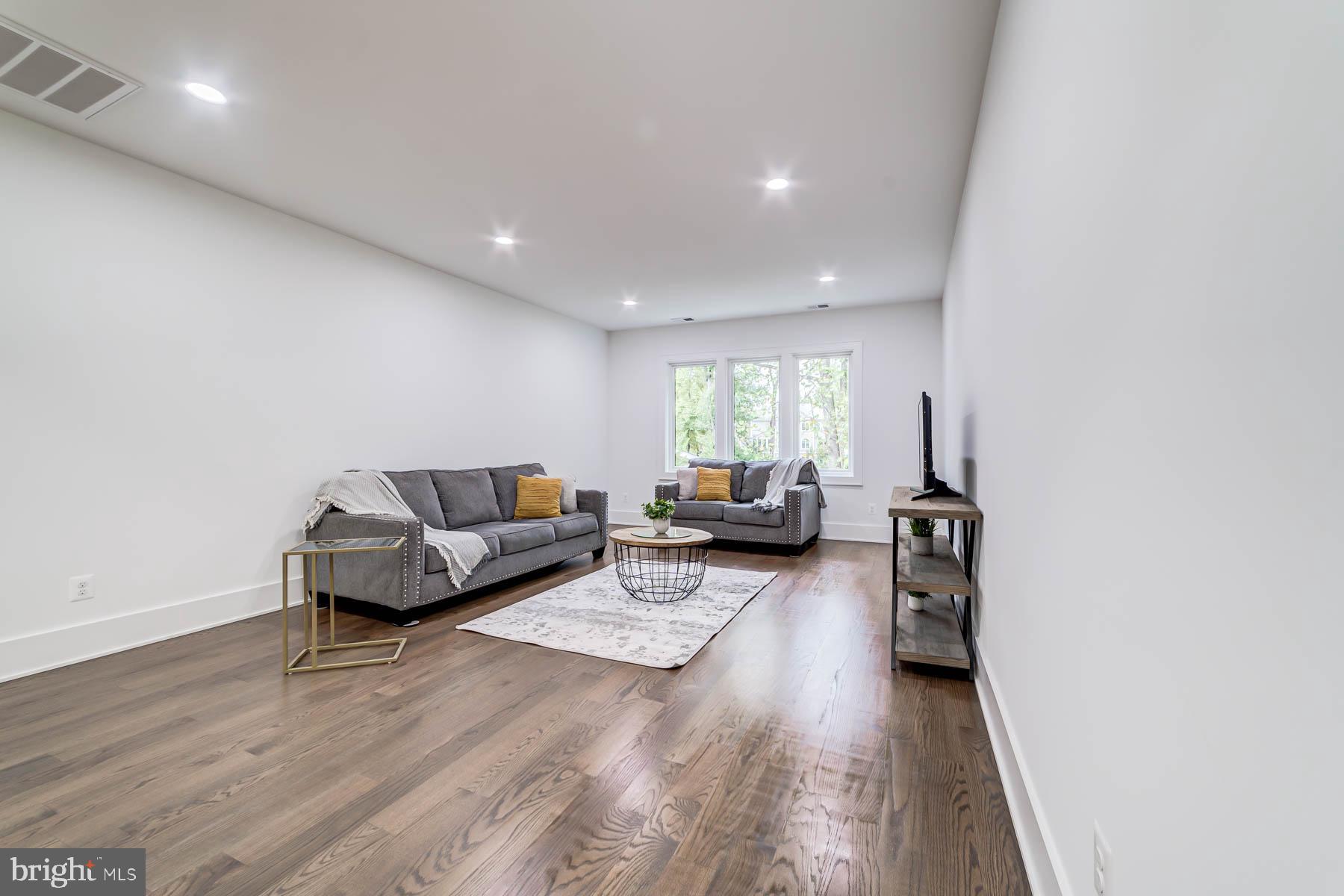 VIENNA WOODS - Residential