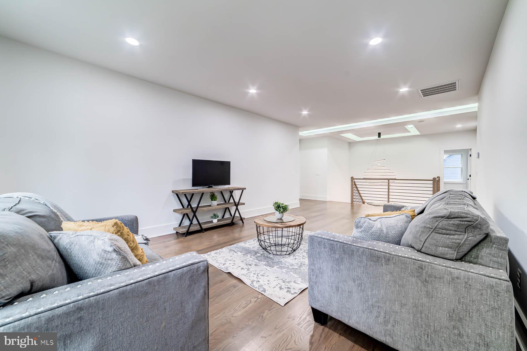 VIENNA WOODS - Residential